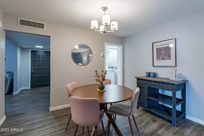 Building Photo - 4016 S Holbrook Ln