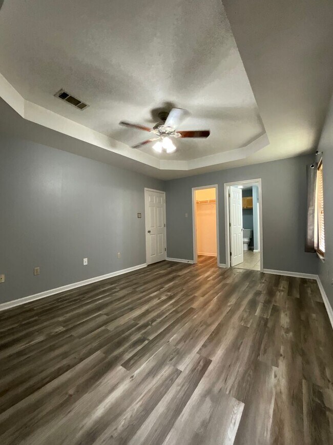 Building Photo - 2123 Hickory Dr