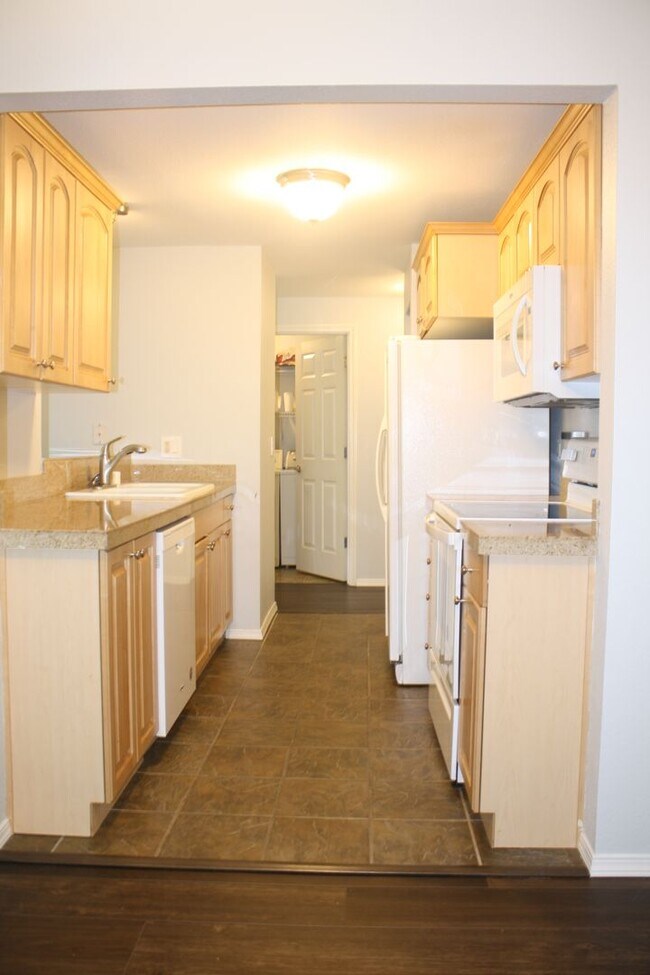 Building Photo - Top Floor 3 bdrm Mill Creek Country Club Condo Rental. Private back deck to nature reserve. Swim ...