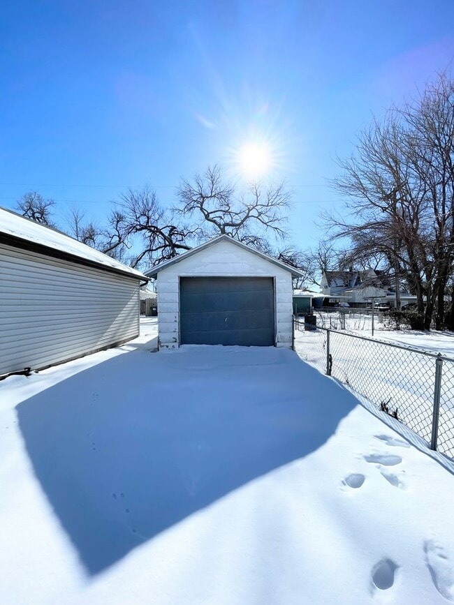 Building Photo - 3 Bed, 2 Bath Bungalow