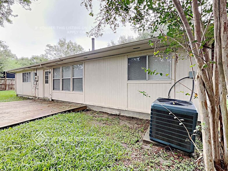 Building Photo - 2606 Cloverfield Ct