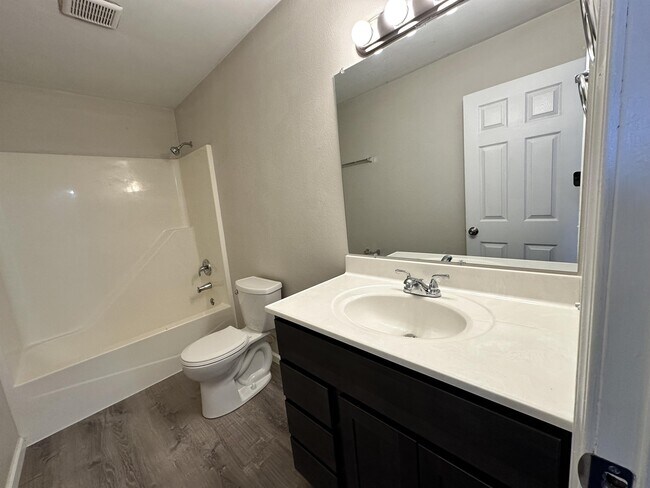 Building Photo - 707 Plankway Dr