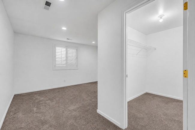 Building Photo - 5BR Sandy Home w/ NEW Flooring, Huge Basement & Large Backyard