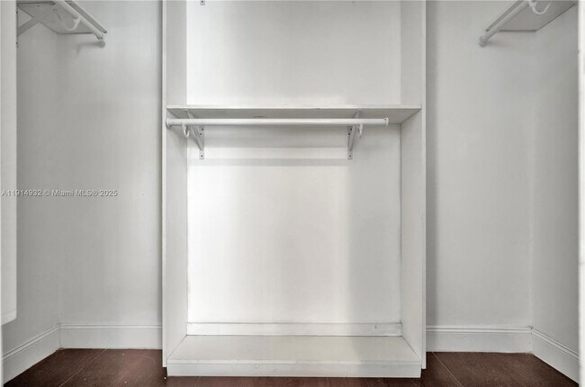 Building Photo - 4721 W Park Rd