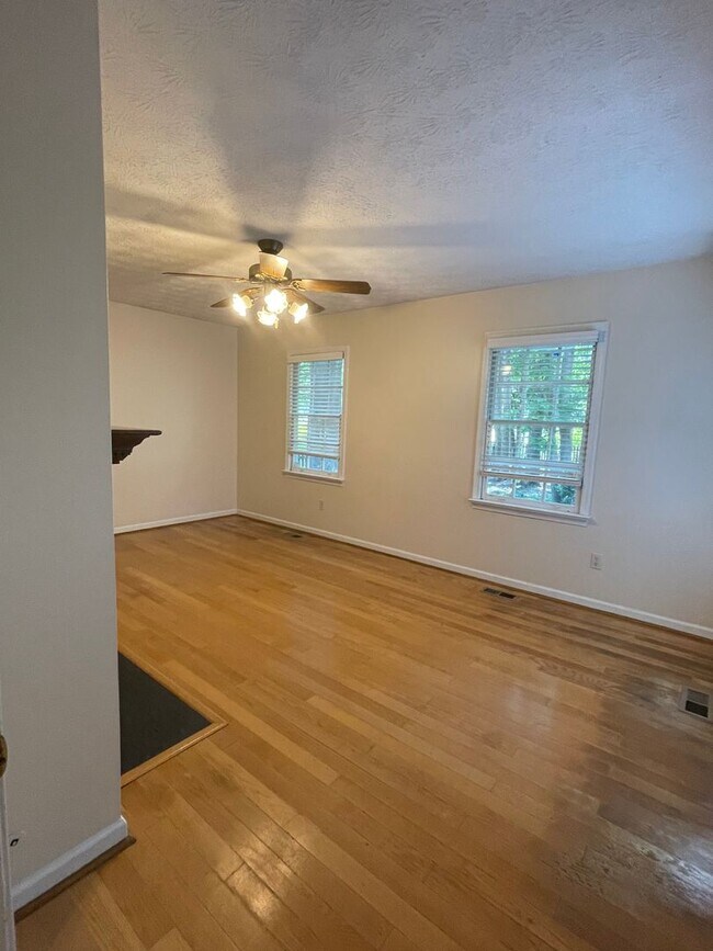 Building Photo - 403 Coach Hovis Dr