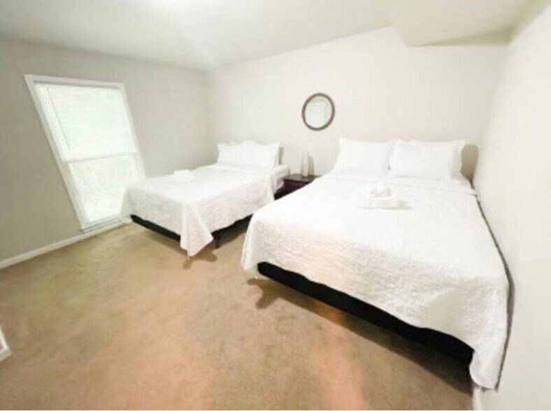 Building Photo - 790 Oak Dr