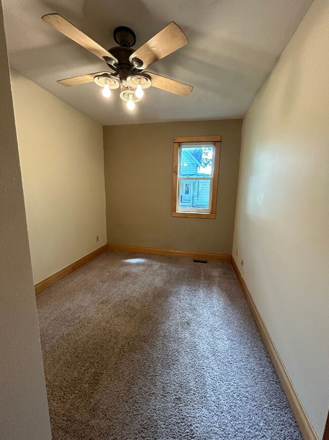 Building Photo - 3 Bedroom, 1 Bathroom Duplex