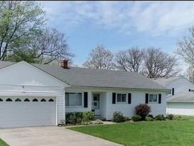 Building Photo - Rocky River gem!