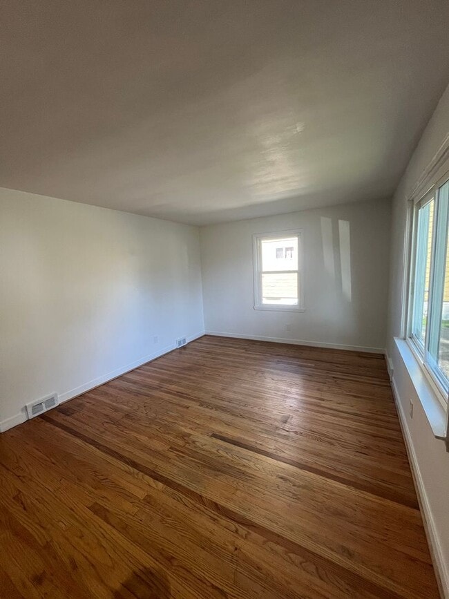 Building Photo - 3 Bed Single Family Home Available - Close to Rochester General