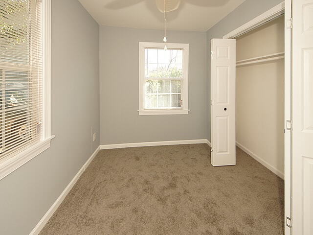 Building Photo - Charming 2-Bedroom Retreat in Vibrant Charleston  Perfect for Cozy Living!