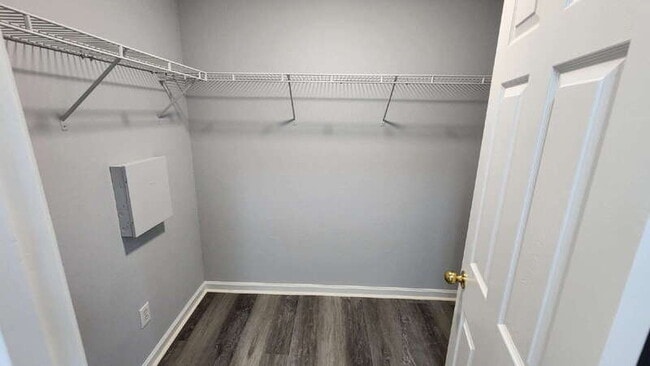 Building Photo - 385 Brookview Dr