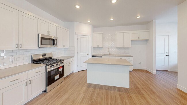 Building Photo - Incredible End Unit in Spanish Fork's Rive...