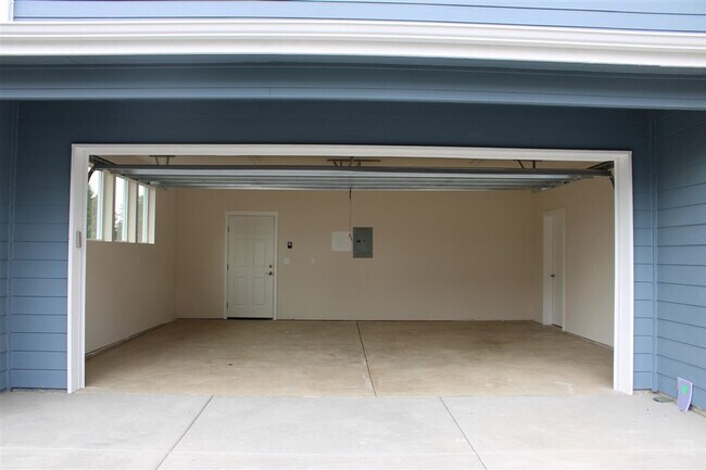 Building Photo - 2 bedroom 2 bathroom Brand New Triplex!