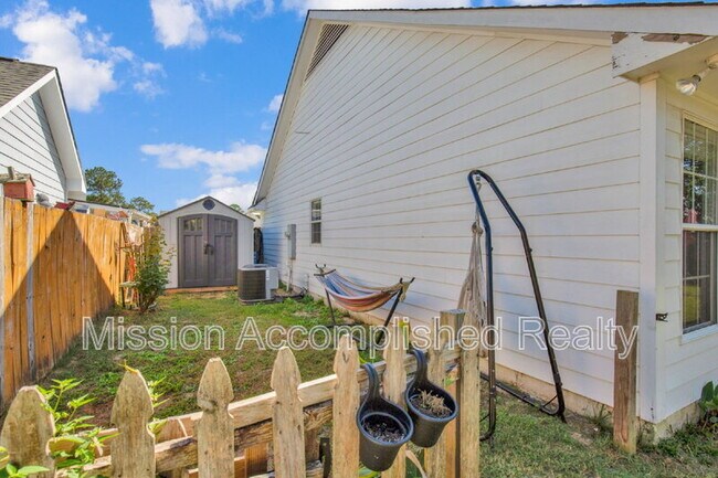 Building Photo - 3918 Red Oak Dr