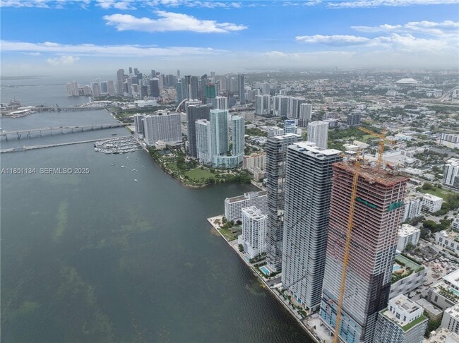 Building Photo - 700 NE 24th St