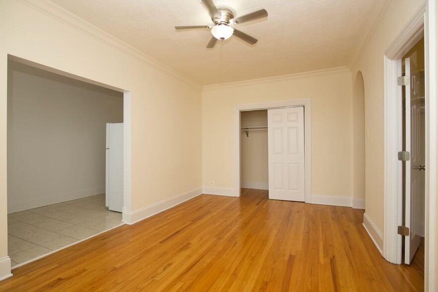 Building Photo - 2704 N Sawyer Ave