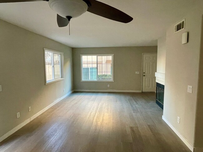 Building Photo - Newhall - 3 bedroom, 2.5 bath condo