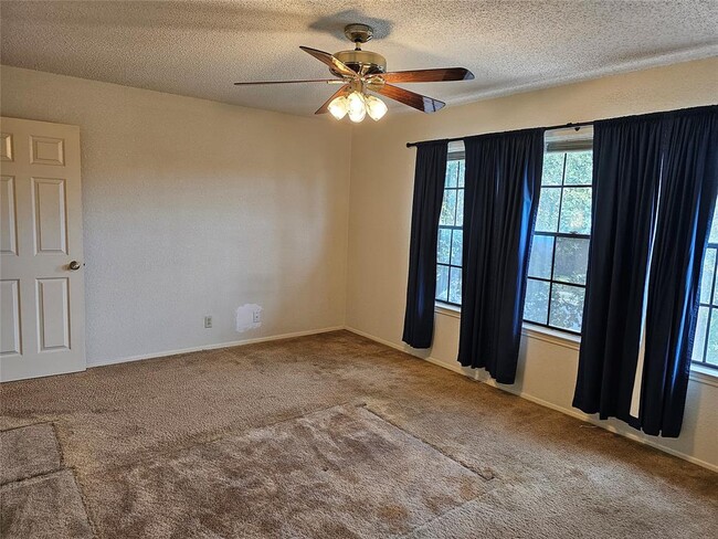 Building Photo - 13102 Briar Hollow Dr