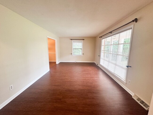 Building Photo - Beautiful Waterfront 4-Bedroom Home in Pir...