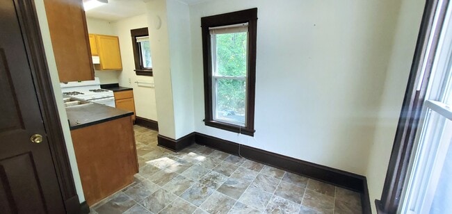 Building Photo - Great 2 Bedroom Unit in Northeast! -- Heat...