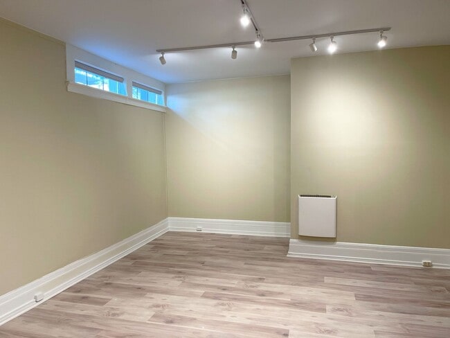 Building Photo - Spacious First Hill condo in the historic ...