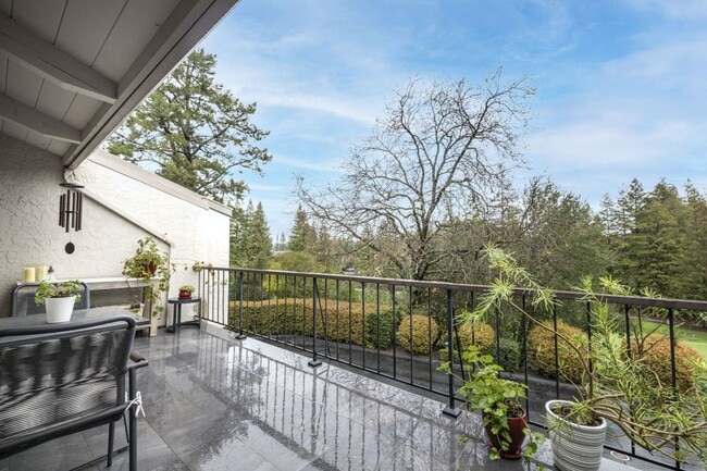 Building Photo - Tastefully Furnished 3 Bed, 2 Bath Home w/ Views of Greenbelt