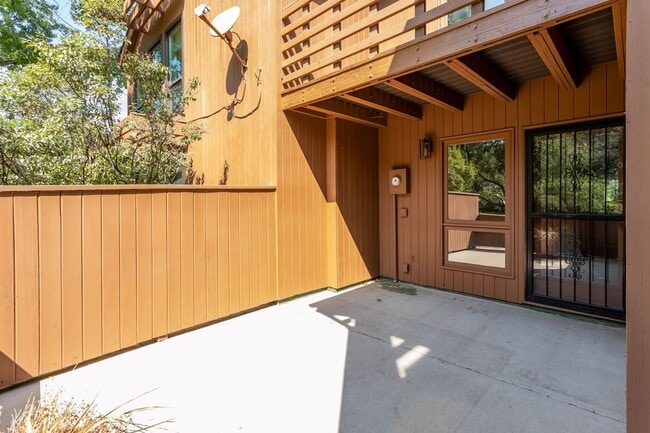 Building Photo - Beautiful Townhome in Central Colorado Springs!