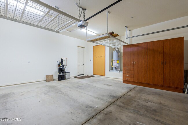 Building Photo - 734 W Juniper Ln