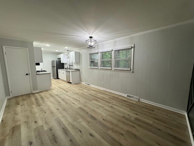 Building Photo - 2205 Hathaway Dr