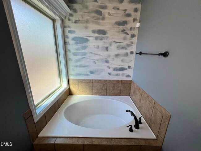 Building Photo - 19 Eaton Dr