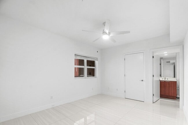 Building Photo - 2650 Lake Shore Dr