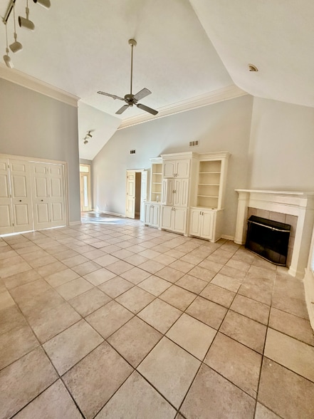 Building Photo - 430 Shadowood Dr