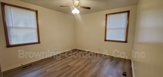 Building Photo - 5020 Bonnameade Dr