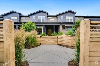 Building Photo - Modern 3-Bedroom Townhouse