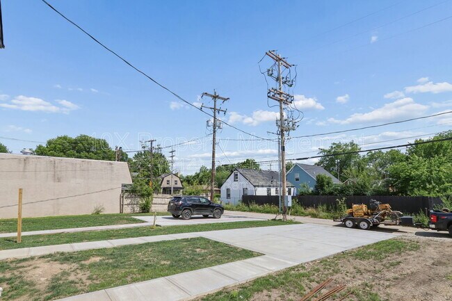 Building Photo - 1209 E Whittier St