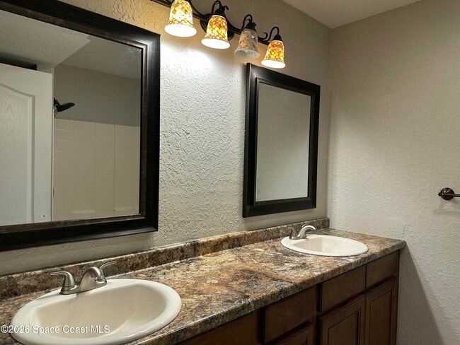 Building Photo - 2101 Forest Knoll Dr NE