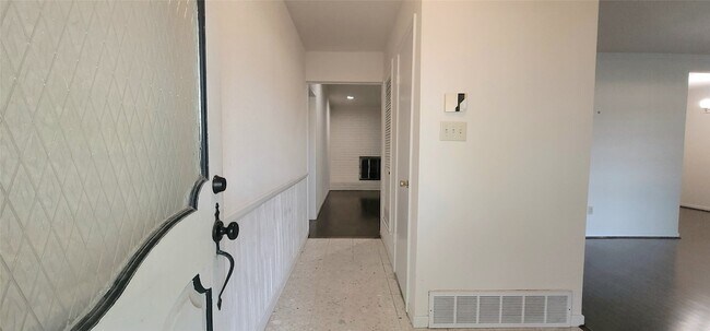 Building Photo - 5624 Woodway Dr