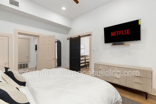 Building Photo - 110 E Craig Pl