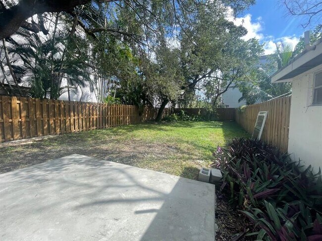 Building Photo - 410 SW 7th St