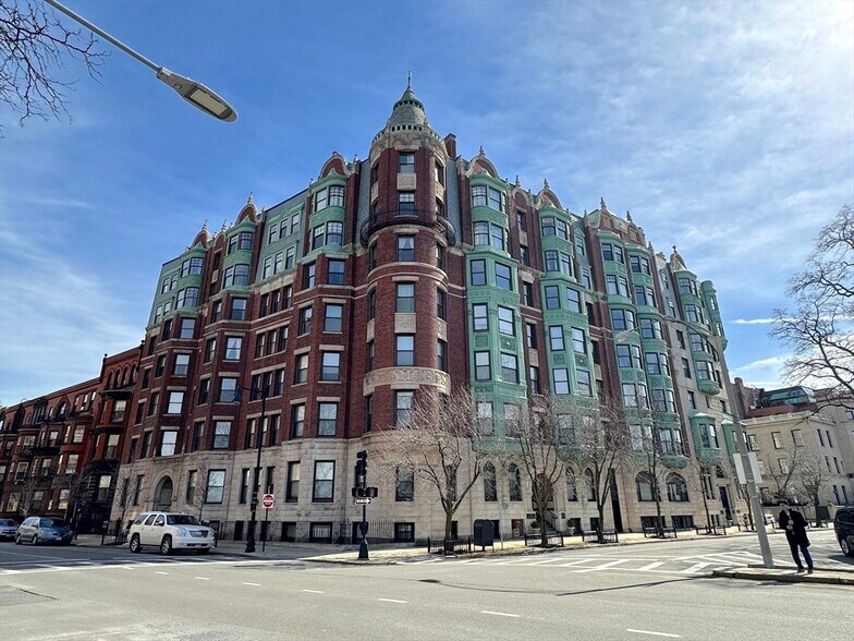 Building Photo - 10 Charlesgate E