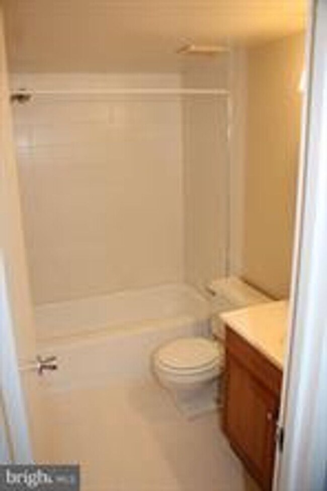 Building Photo - 3 BEDROOM CONDO WITH BALCONY, ALL UTILITIE...