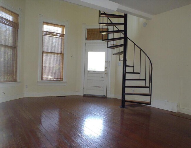Building Photo - 915 W 23rd St