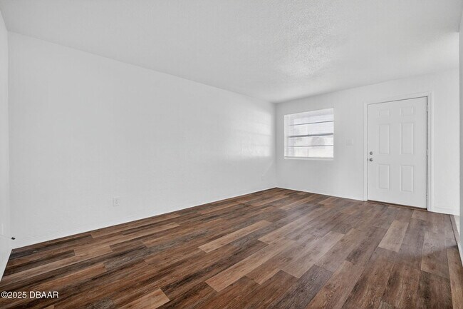 Building Photo - 2417 N Oleander Ave