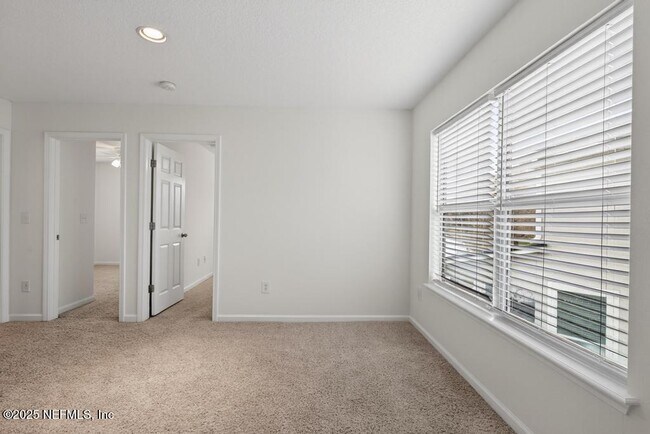 Building Photo - 411 Walnut Dr