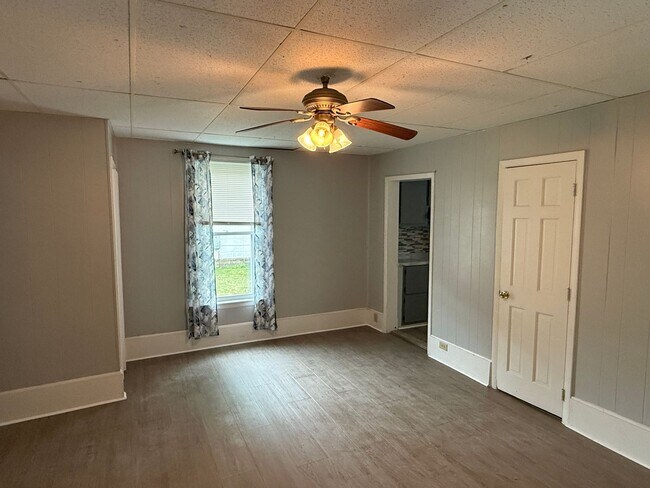 Building Photo - Spacious 4 Bedroom, Cambridge Home with Large Yard, Office & Front Porch Near Downtown Waterfront!