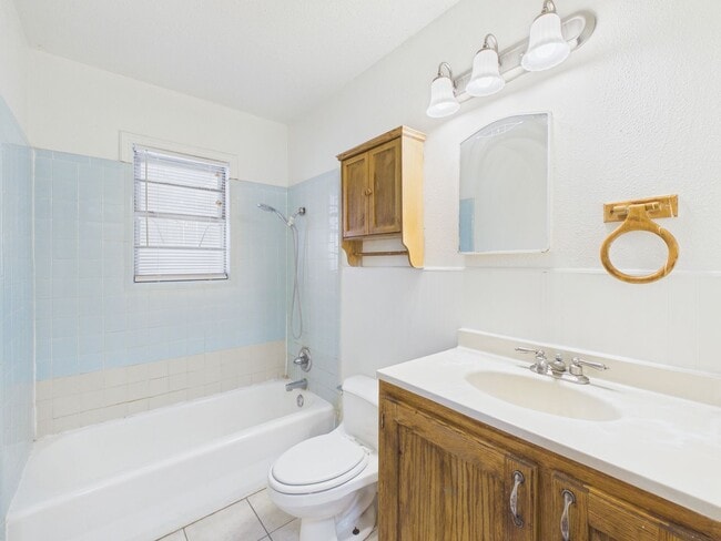 Building Photo - Spacious 2 bedroom 2 living areas 1 bath with a garage!