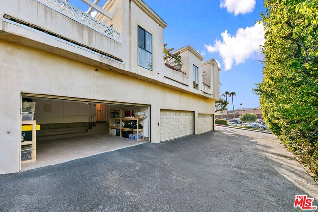 Building Photo - 6502 Dume Dr
