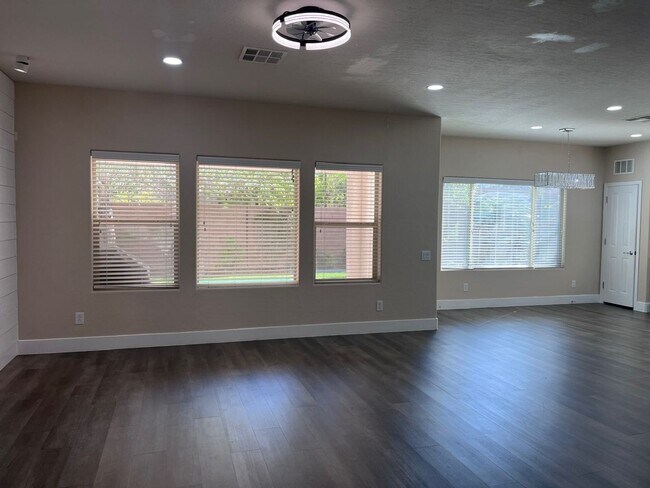 Building Photo - Wonderful 4-Bedroom Home with Loft & Den i...