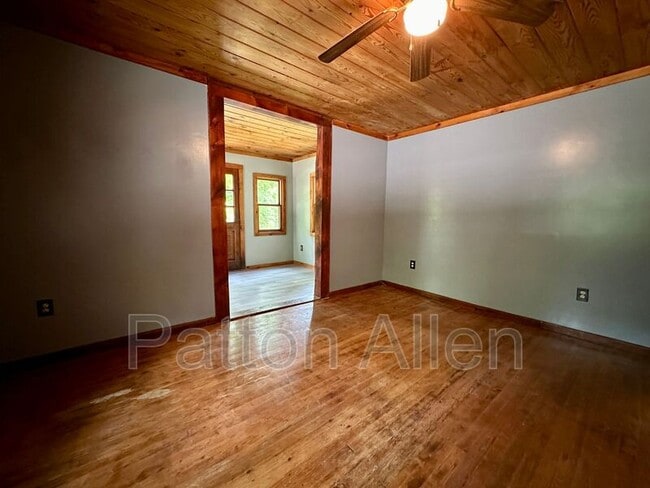 Building Photo - 267 Davis Creek Rd