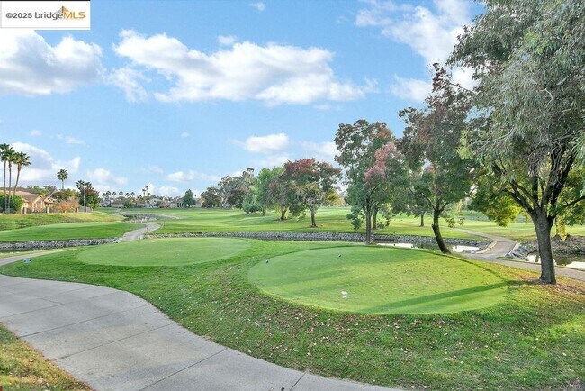 Building Photo - 5580 Edgeview Dr